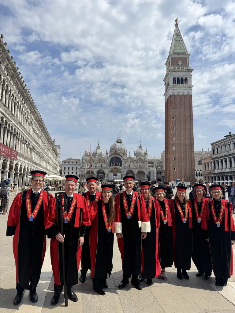 Foto van Belgische brouwers op het San-Marcoplein op het eerste Belgian Beer Weekend Venice